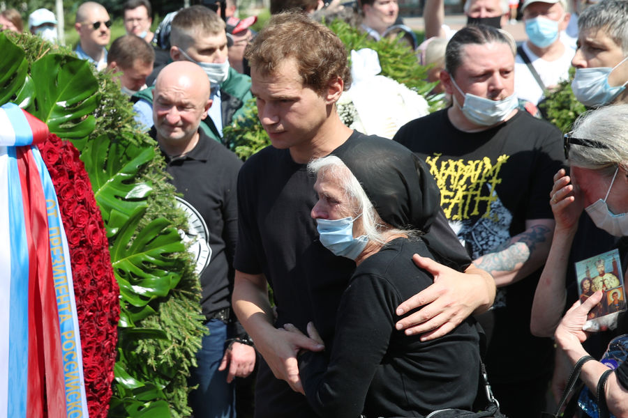Сын Петра Мамонова Иван и его вдова Ольга во время церемонии прощания на&nbsp;территории Донского монастыря, 17 июля 2021 года