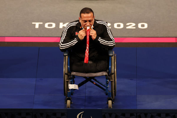 Пауэрлифтер Омар Сами Карада из Иордании празднует победу на Паралимпиаде в Токио — 2020