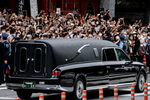 Катафалк с телом бывшего премьер-министра Японии отправился на кремацию. Его провожают тысячи японцев, Токио, 12 июля 2022 года
