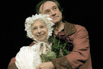 Лия Ахеджакова и Богдан Ступка в спектакле «Старосветская любовь», 2000 год