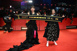 Актрисы Мерет Беккер и Катарина Тальбах на церемонии открытия 75-го Берлинского кинофестиваля, 13 февраля 2025 года
