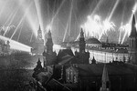 Праздничный салют над Кремлем в День Победы Советского Союза над нацистской Германией в Великой Отечественной войне, 9 мая 1945 года