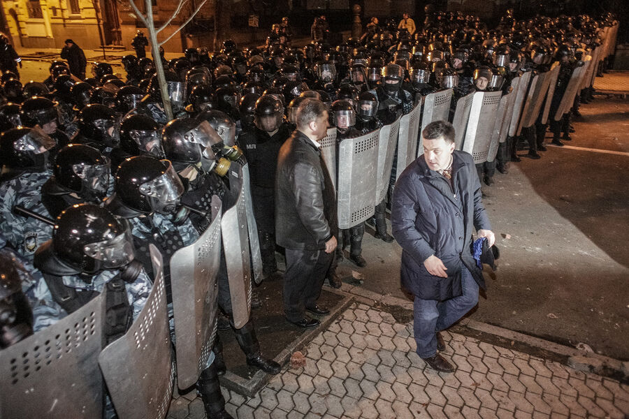 Народный депутат Петр Порошенко перед&nbsp;строем силовиков во время беспорядков возле здания администрации президента Украины на&nbsp;Банковой улице в&nbsp;Киеве, 01&nbsp;декабря 2013&nbsp;года