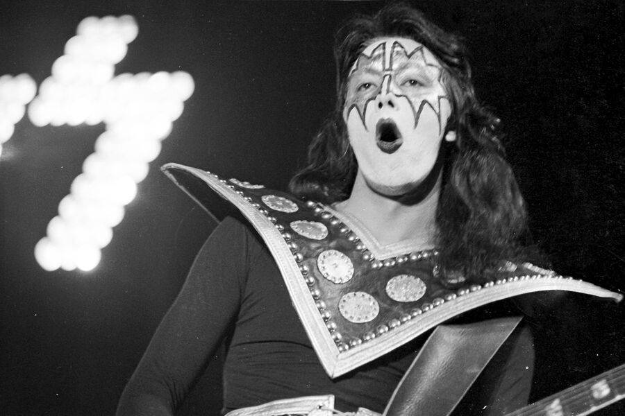 Соло-гитарист группы Kiss Эйс Фрейли во время концерта в&nbsp;Лос-Анджелесе, Калифорния, 31&nbsp;мая 1974&nbsp;года