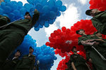 Сотрудники Вооруженных сил РФ во время запуска 15 тысяч воздушных шаров на площади Островского