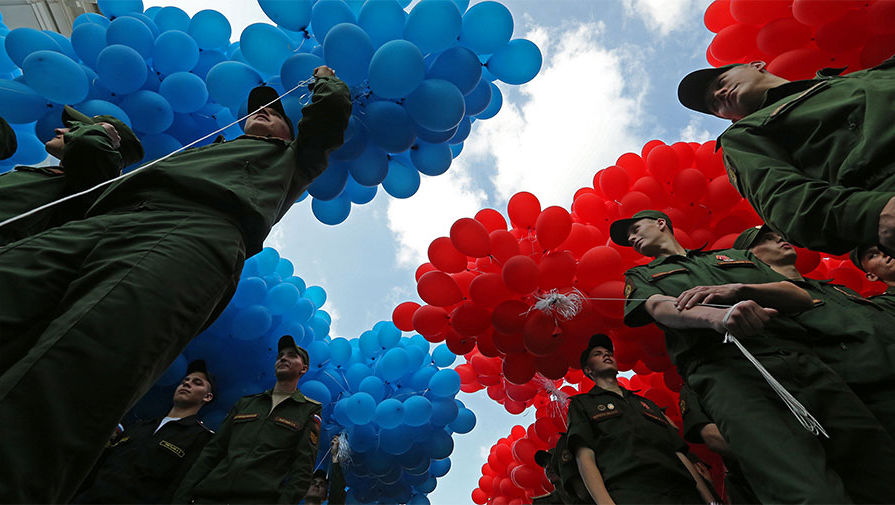 Сотрудники Вооруженных сил РФ во время запуска 15&nbsp;тысяч воздушных шаров на&nbsp;площади Островского