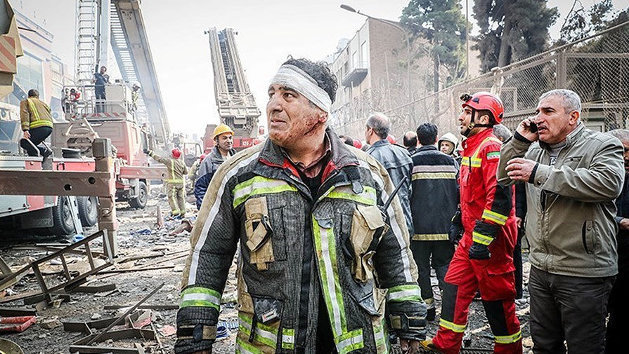 Пострадавший пожарный на&nbsp;месте обрушения небоскреба Plasco в&nbsp;Тегеране, 19&nbsp;января 2017&nbsp;года