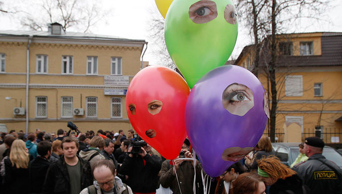 Участники акции в поддержку Pussy Riot около здания суда, апрель 2012 года
