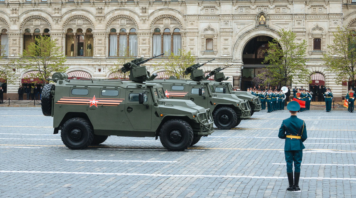 Бронеавтомобиль «Тигр» на военном параде на Красной площад