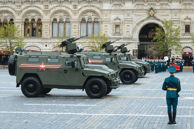 Бронеавтомобиль «Тигр» на военном параде на Красной площад
