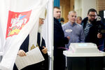 Патриарх Московский и всея Руси Кирилл (слева) во время голосования на выборах президента РФ на избирательном участке в Одинцово, 18 марта 2018 года 
