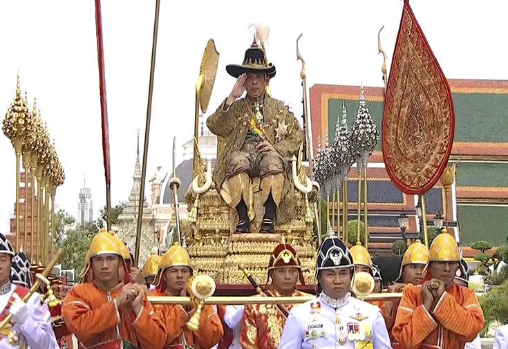 Король Маха Вачиралонгкорн в&nbsp;ходе визита в&nbsp;Храм Изумрудного Будды во время официальной церемонии коронации в&nbsp;Бангкоке, 4 мая 2019 года