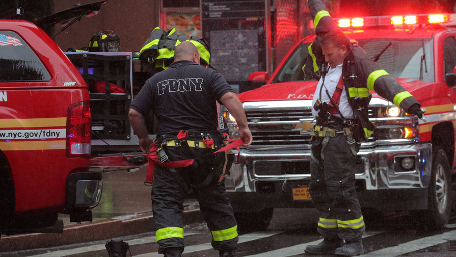 Пожарные Нью-Йорка на&nbsp;пересечении 51-ой улицы и Седьмой авеню на&nbsp;Манхэттене, 10 июня 2019 года 