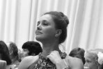 Актриса Жанна Прохоренко с призом Всесоюзного кинофестиваля, ювелирным гарнитуром работы туркменского мастера Клычмурада Атаева, 1979 год 