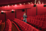 Зрительница в зале перед показом фильма в кинотеатре, 1 августа 2020 года
