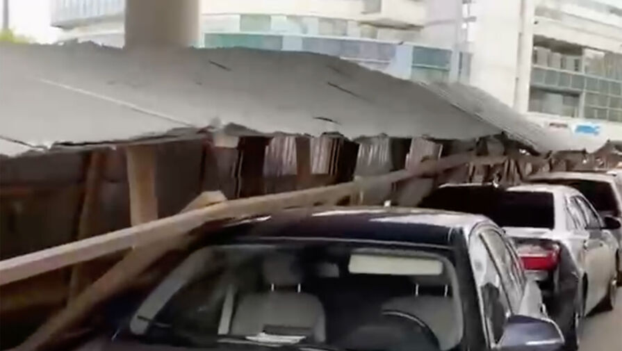 Временный пешеходный переход рухнул на припаркованные автомобили в Москве