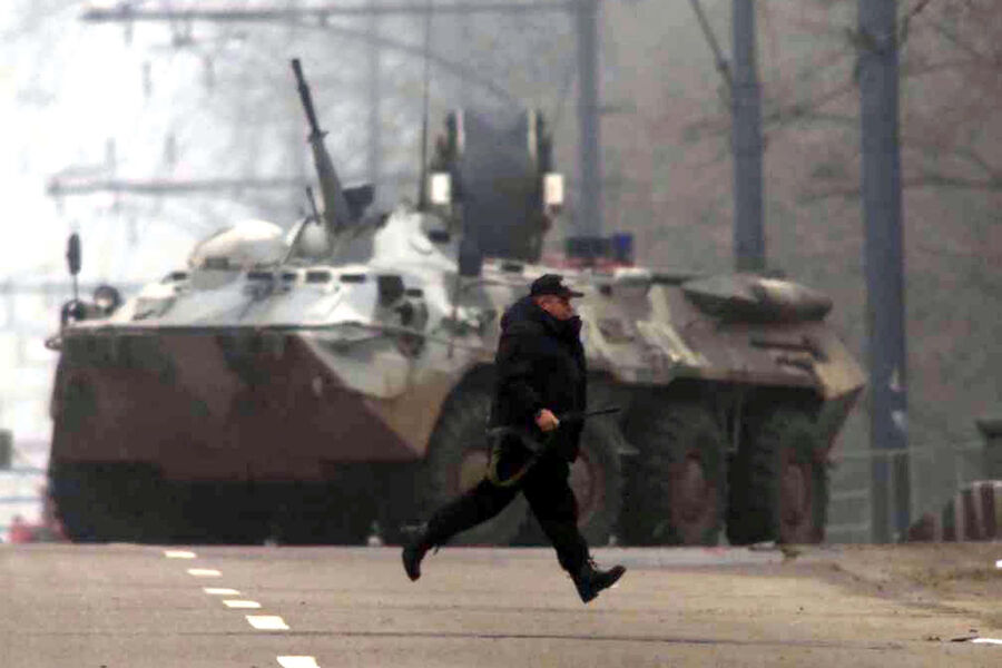 Сотрудник российских силовых структур бежит в&nbsp;укрытие возле Театрального центра на&nbsp;Дубровке, Москва, 25&nbsp;октября 2002&nbsp;года
