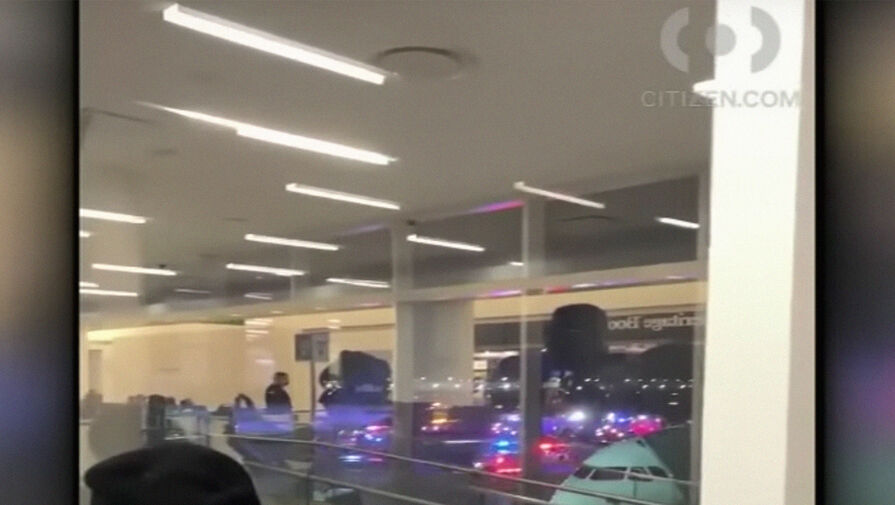 В США 127 человек сняли с рейса из-за пассажира, у которого загорелась зарядка