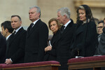 Президент Польши Анджей Дуда (слева), президент Литвы Гитанас Науседа (второй слева), королева Испании София (в центре) и король Бельгии Филипп и королева Матильда (справа) на церемонии прощания с папой Бенедиктом XVI в Ватикане, 5 января 2022 года