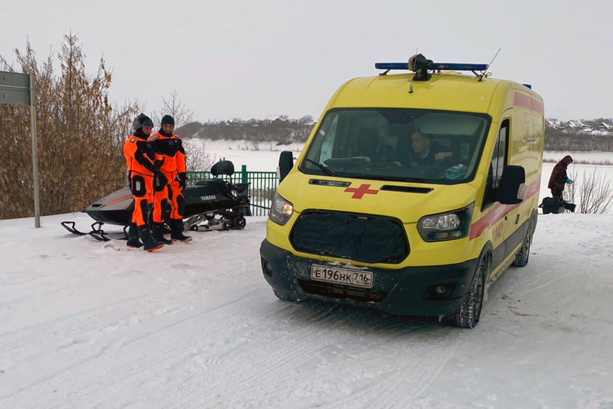 Инфаркт произошел у пожилого россиянина во время рыбалки, он успел вызвать  себе «скорую» - Газета.Ru | Новости