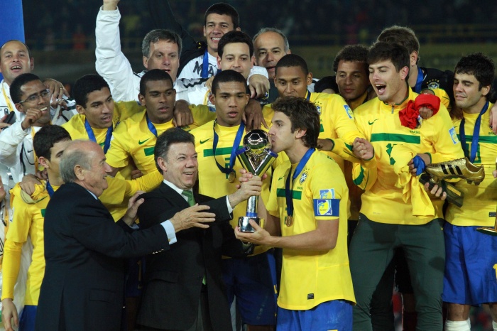 Президент ФИФА Зепп Блаттер вручает Кубок мира среди молодежных команд капитану бразильцев Бруну Увини