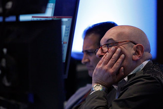 Рынок акций в России упал более, чем на 2,5%.