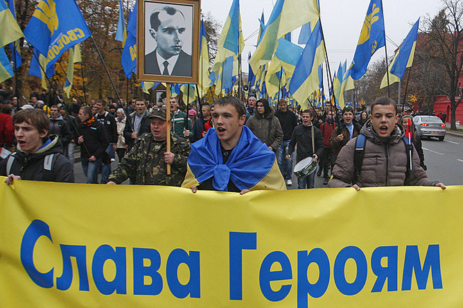 Участники марша националистов в честь 71-й годовщины со дня создания Украинской повстанческой армии