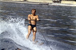 Летчик-космонавт СССР Юрий Гагарин катается на водных лыжах во время отдыха в Крыму. Сентябрь 1961 года