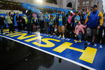 Выжившие в Бостонском марафоне пересекают финишную черту на первой годовщине взрывов