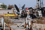 Разрушенный самолет в аэропорту Донецка
