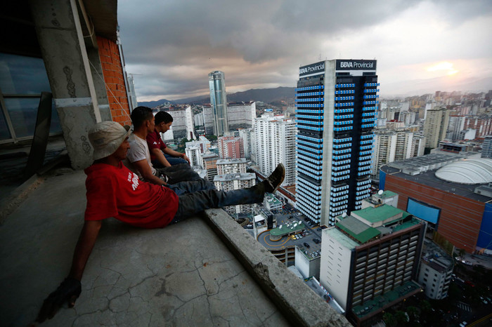 Жители &laquo;Башни Давида&raquo; отдыхают на&nbsp;30-м этаже здания. &laquo;Башня Давида&raquo; &mdash; это недостроенная 45-этажная офисная башня в&nbsp;столице Венесуэлы Каракасе, которая была захвачена бедняками под&nbsp;жилье