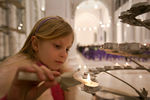 Девочка зажигает свечу во время пасхальной мессы в Косово