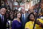 Экс-президент США Джордж Буш с супругой Лорой Буш и мэром Нового Орлеана Митчем Ландре в Warren Easton Charter High School 28 августа 2015 года