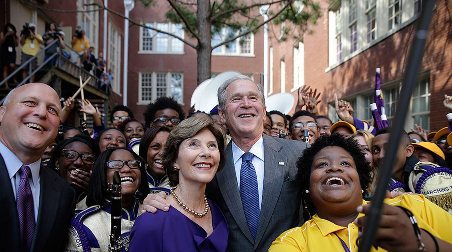 Экс-президент США Джордж Буш с&nbsp;супругой Лорой Буш и мэром Нового Орлеана Митчем Ландре в&nbsp;Warren Easton Charter High School 28&nbsp;августа 2015&nbsp;года
