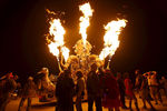 Некоторые из скульптур сжигаются создателями до окончания «Burning Man»