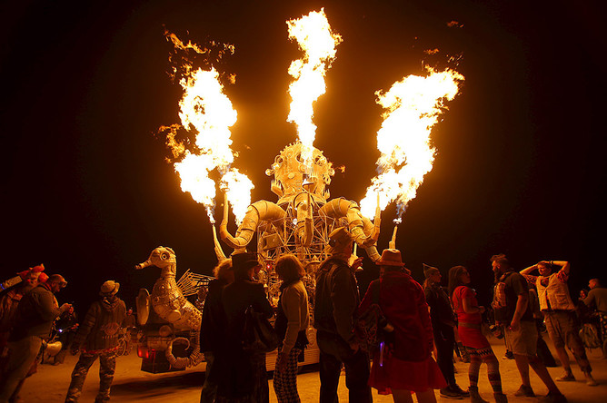 Некоторые из скульптур сжигаются создателями до окончания «Burning Man»