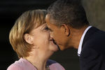 Отношения между США и Евросоюзом также стали меняться при Бараке Обаме. Вашингтон слегка отпустил руку с пульса европейских проблем. Это стало очередным доказательством того, что США постепенно теряют мировое лидерство. На фото — президент США Барак Обама и канцлер Германии Ангела Меркель на саммите G8 в Кемп-Дэвиде, 2012 год