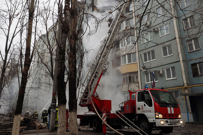 Тушение пожара на месте взрыва бытового газа в жилом многоквартирном доме по улице Космонавтов