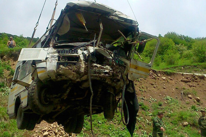 Автобус, упавший в пропасть на горной дороге Цхинвал - Канчавети.