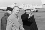 Мэр Санкт-Петербурга Анатолий Собчак и президент Киргизии Аскар Акаев в аэропорту Пулково, 1996 год
