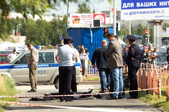 Сотрудники правоохранительных органов работают в центре города Сургута на месте, где неизвестный мужчина напал с ножом на людей и ранил несколько человек