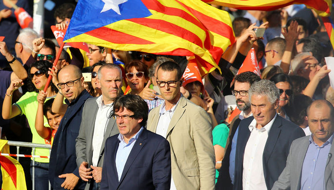 Президент Женералитата Каталонии Карлес Пучдемон во время демонстрации в Барселоне, 21 октября 2017...