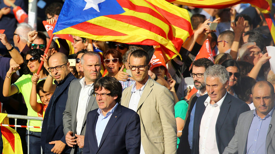 Президент Женералитата Каталонии Карлес Пучдемон во время демонстрации в Барселоне, 21 октября 2017 года