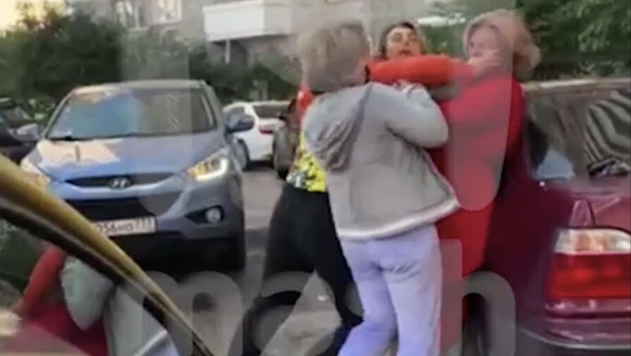 Очевидец снял на видео драку четырех женщин из-за парковки
