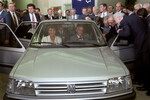 Михаил Горбачев с супругой Раисой в автомобиле марки «Пежо» во время посещения автомобильного завода в городе Пуасси, Франция, 1985 год