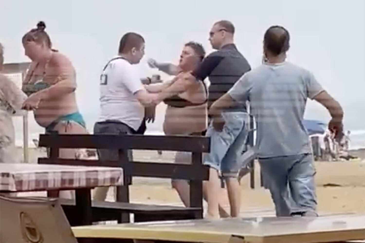 Секс на пляже в Ливадии стоил жителю Владивостока семьи | NewsBoxtv