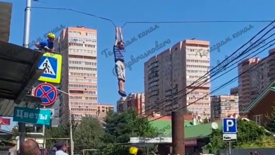 В Краснодаре мужчина устроил танцы, забравшись на дорожный знак