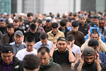 Верующие на празднике Курбан-байрам у Московской соборной мечети, 6 июня 2025 года