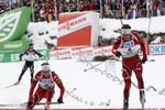 Момент финиша гонки — два норвежцы разыграли золото