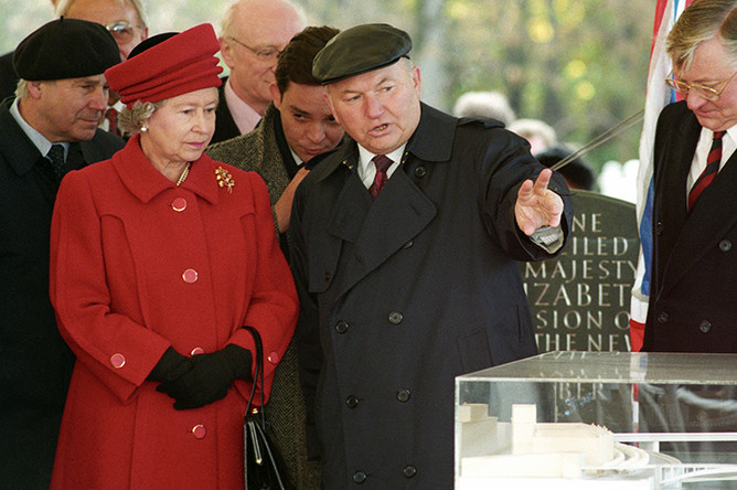 1994 год. Мэр Москвы Юрий Лужков представляет королеве Великобритании Елизавете II макет нового британского посольства